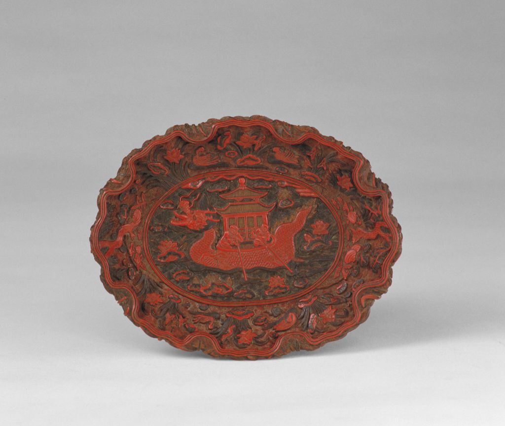 图片[1]-Lotus leaf plate with painted dragon boat-China Archive